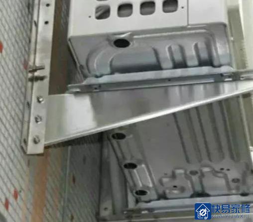 明明有空调台，为什么还花钱装“支架”？安装工人：其中猫腻大