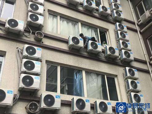 明明有空调台，为什么还花钱装“支架”？安装工人：其中猫腻大