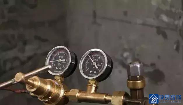 如何进行多联机空调焊接与保压操作？