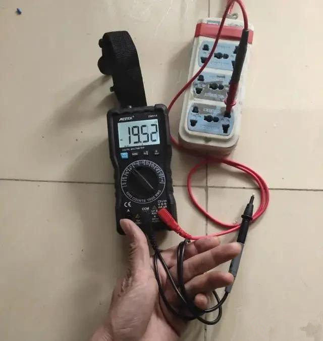 测电笔和万用表区分线盒里5根电线的火零线