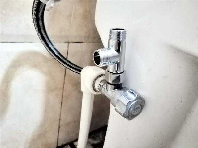 为什么马桶冲水，燃气热水器开始烧水？听维修工说完，我快气炸了