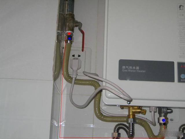 为什么马桶冲水，燃气热水器开始烧水？听维修工说完，我快气炸了