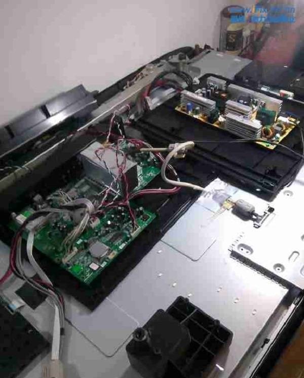 TCL 42寸液晶电视屏幕半边花屏竖彩带故障维修