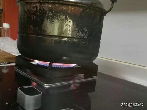 燃气灶的火是红色的怎么回事？