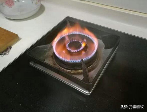 燃气灶的火是红色的怎么回事？