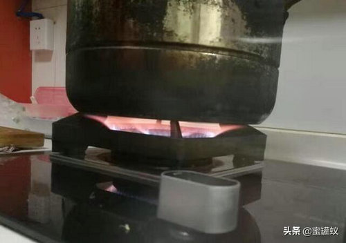 燃气灶的火是红色的怎么回事？