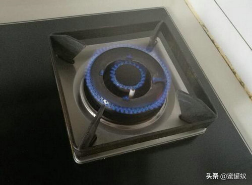 燃气灶打着火松手就灭或燃烧一会就熄灭是怎么回事？