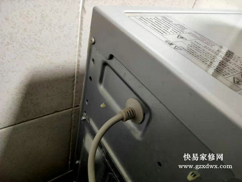 后面简单的固定螺丝