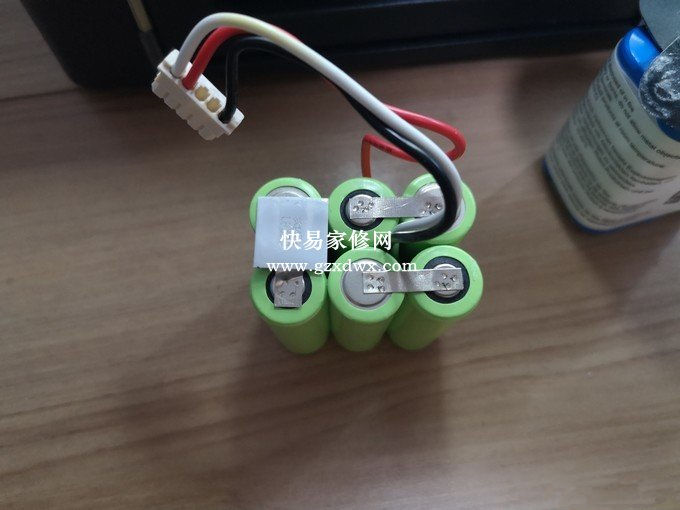 剪开外皮，露出6块电芯，采用串联的方式连接，每节1.2V，输出7.2V