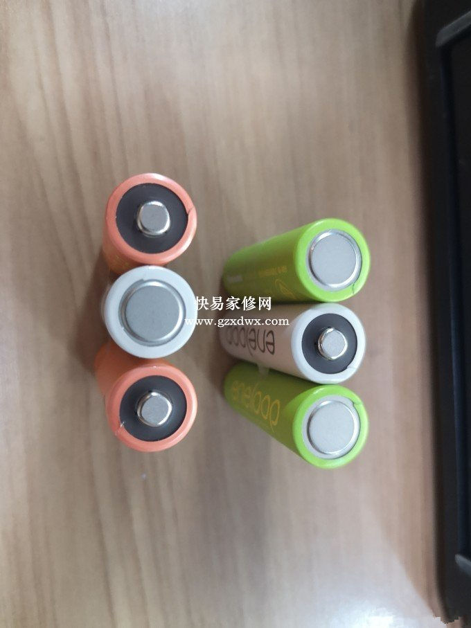 按照串联的方式把电池摆好，不愿意用胶水的话可以先用胶带固定下