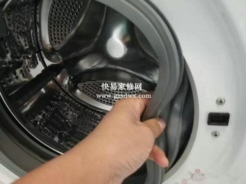 拉开橡胶防水圈右侧，立即露出开关