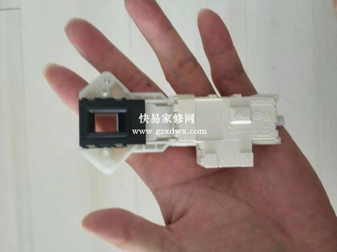 这个黑色的，是门锁插入孔