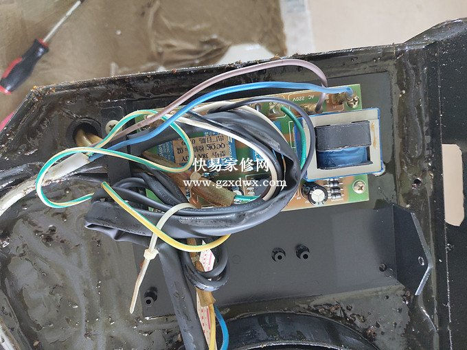 中年油腻大叔第一次修理油烟机
