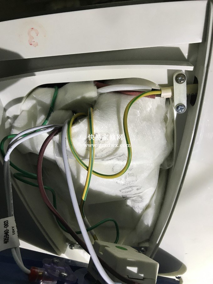 取下玻璃纤维隔热棉，要戴手套