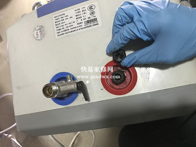 发现塑胶垫片已经全部老化破损了，需要更换