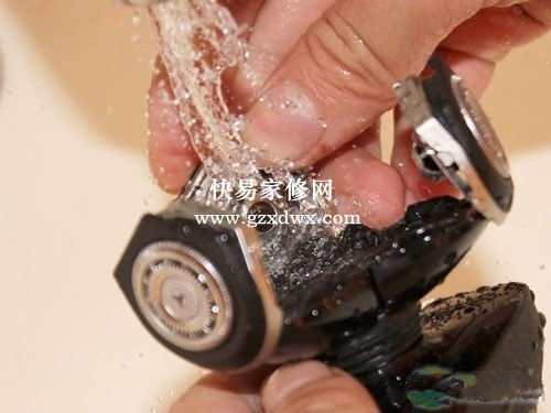飞利浦剃须刀保养、清洁和更换刀头小技巧