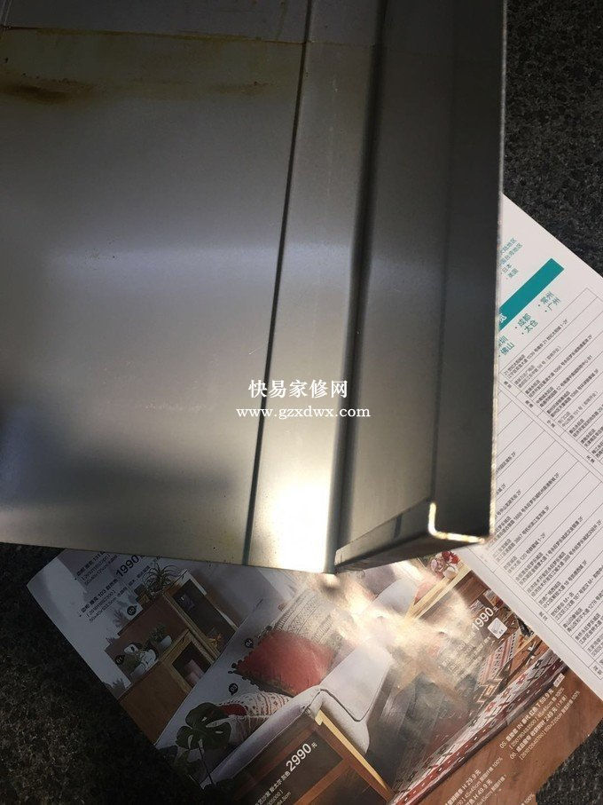 这是拆下来的内装饰罩，可以看到它最上方的吊轨