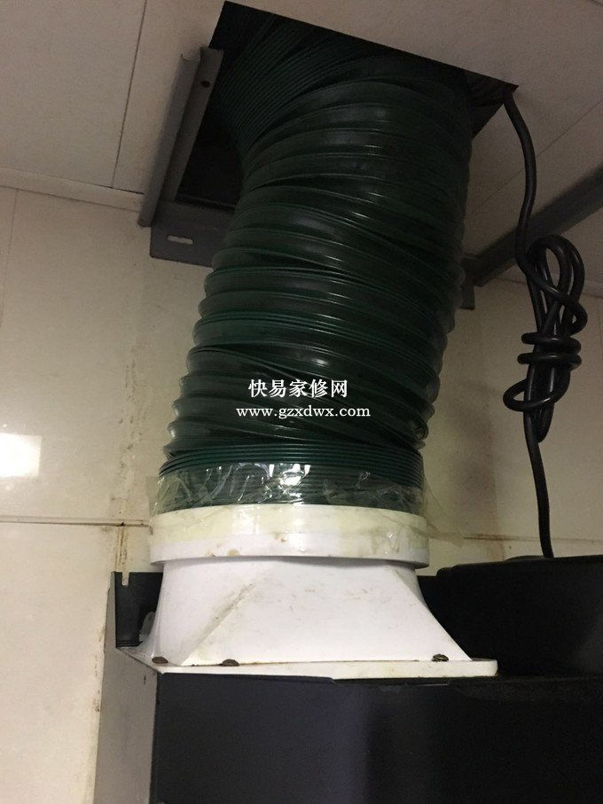 拆下装饰罩的油烟机局部是这样的，可以看到上面挂装饰罩的挂钩