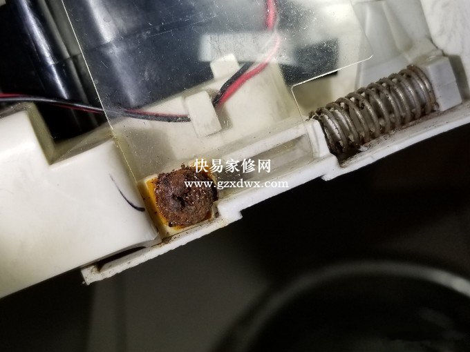 锈迹斑斑的螺丝