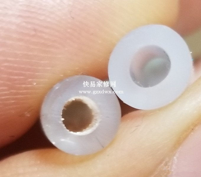 左边有水垢的是原厂软管