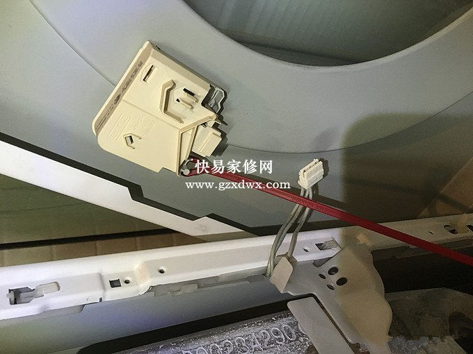 轻轻晃动可拔下电线。