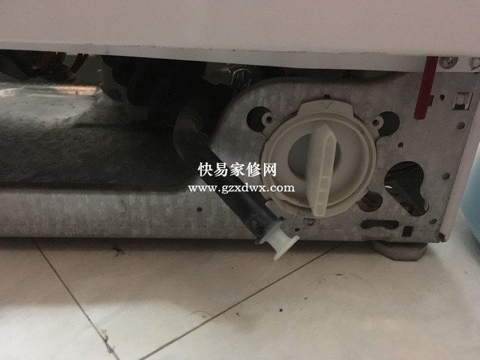 这里有预留的维修孔,可以用加长套筒伸进去拆卸阻尼杆。