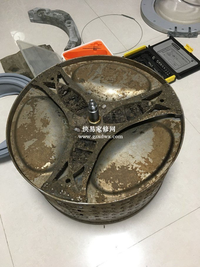 就是这个三脚架裂了,导致滚筒摩擦橡胶圈。