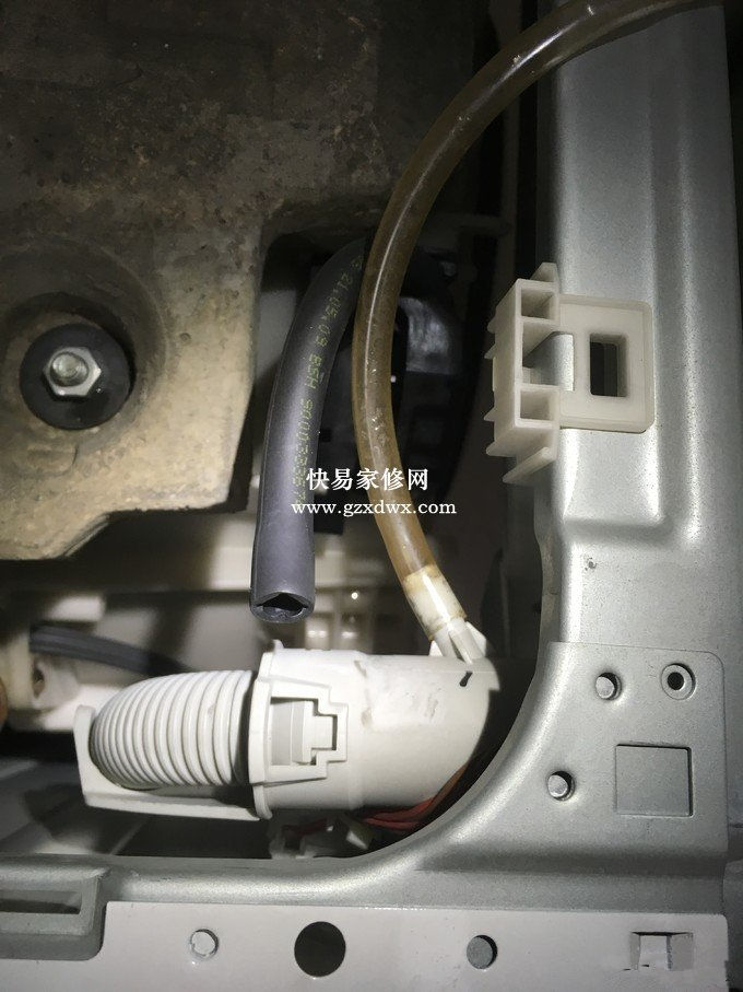 就是这个管子……当初不明白,看见漏水,还额外接了一根透明管测试……观察半天,猛然发现黑色管子的痕迹和排水管接口对应,才知道这里断开了……