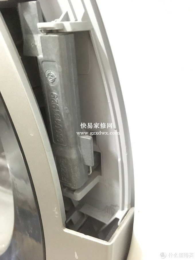开门时双手操作没法拍照,看一下这个结构图,体会一下哈……想办法让它转动即可。