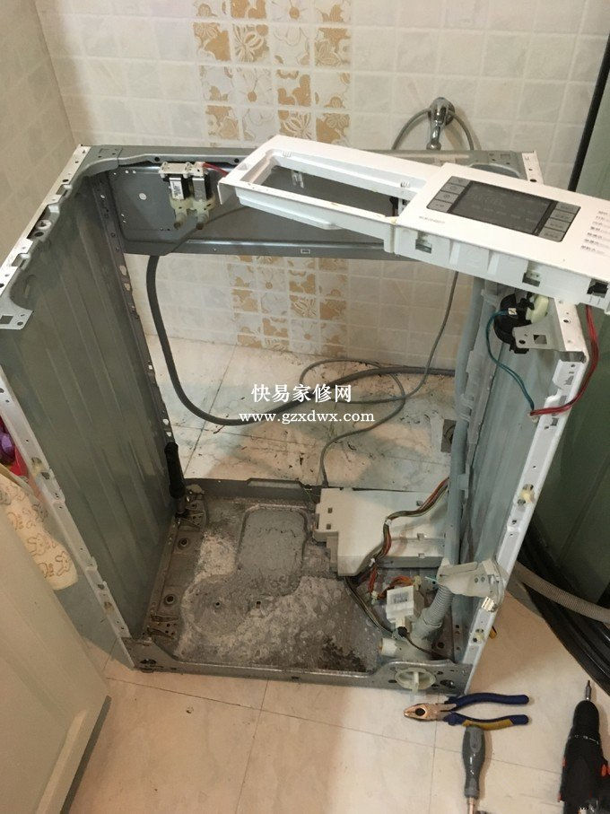 空旷的外壳……其实结构挺简单。