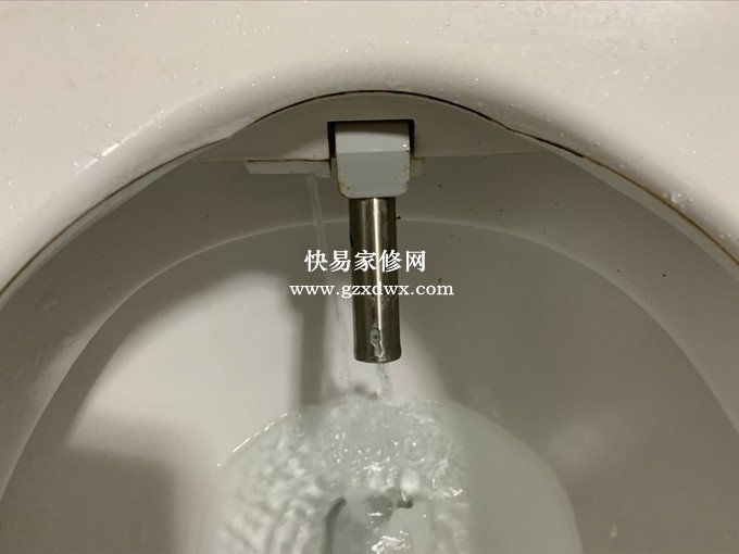 水是从旁边流出来的