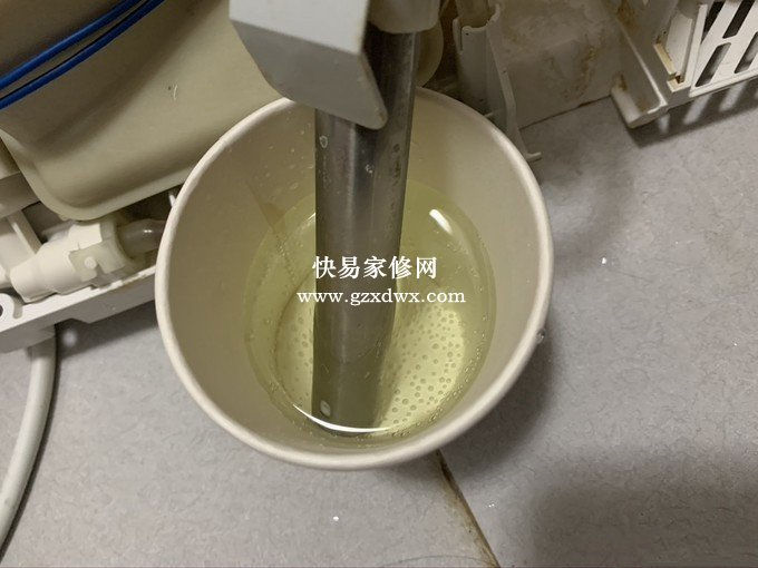 把喷头泡入白醋中