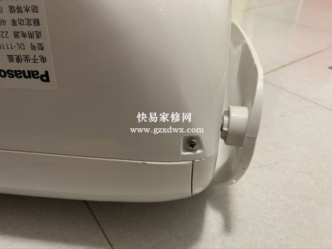 侧面还有颗螺丝