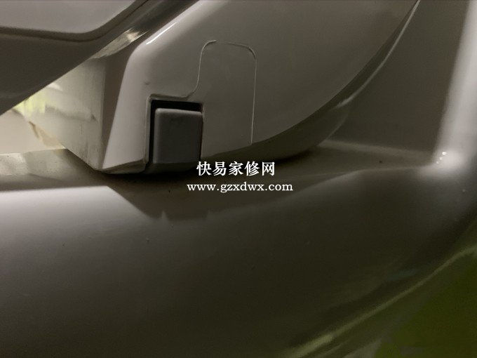 按下按钮就能取下马桶盖