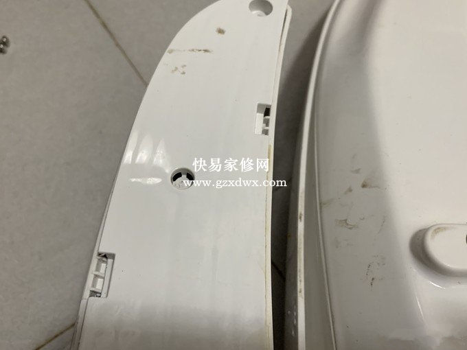 拆掉扶手的两颗螺丝