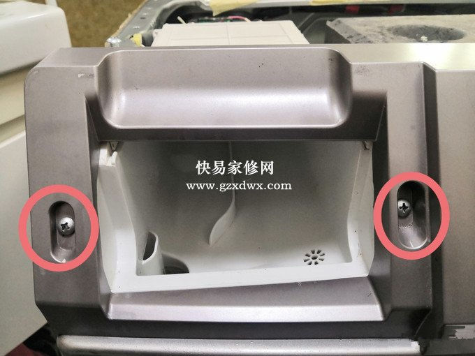 卸掉这两个螺丝