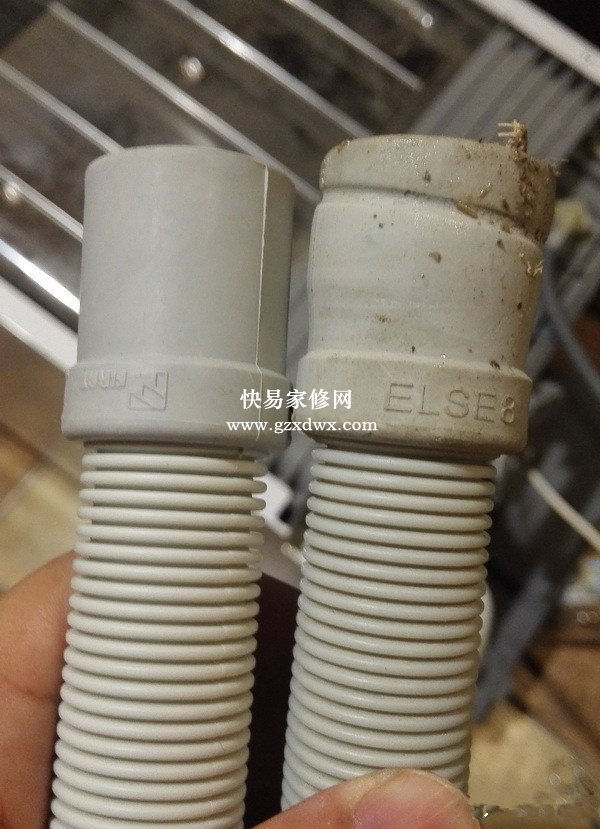 排水管端部对比，右边的老排水管沾上了柜底的木屑和灰尘