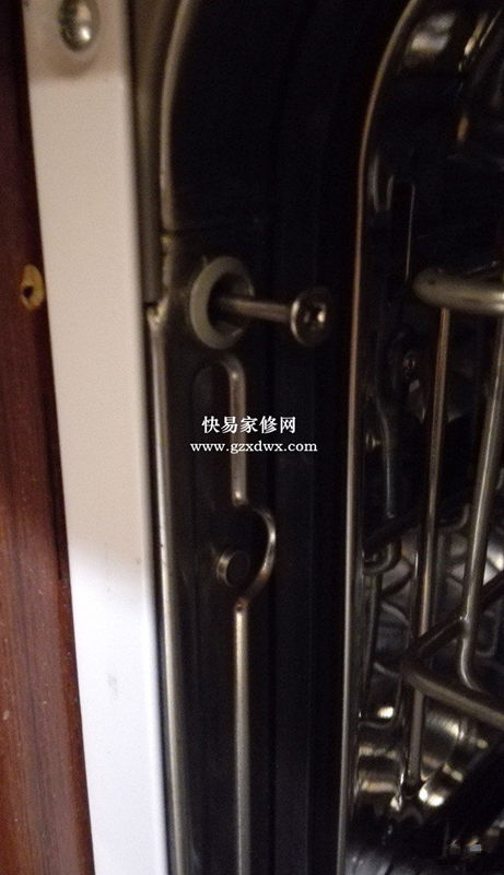 卸掉固定在橱柜的螺丝