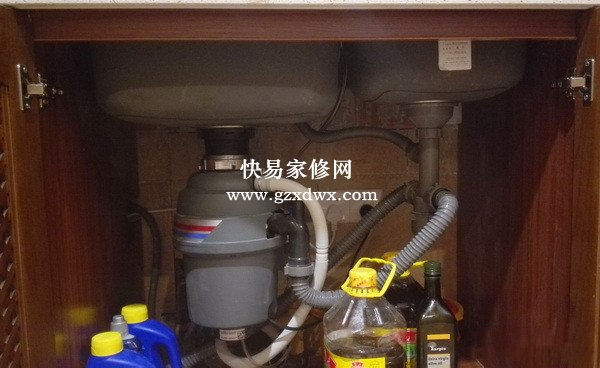 水槽下的垃圾处理器