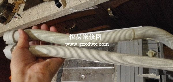 下面的新排水管没有卡位