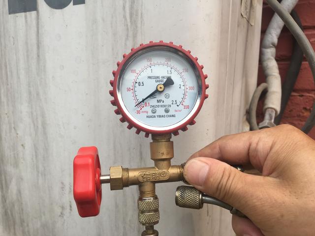 你们家的空调缺氟吗？加一次氟应该收多少钱？千万不要被忽悠！