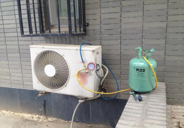 空调加氟收费有标准吗？我家加氟按压力收费，5个压收200块贵不？