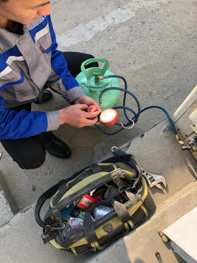 空调加氟收费有标准吗？我家加氟按压力收费，5个压收200块贵不？
