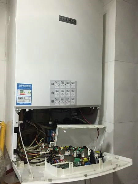 拆解博世燃气壁挂炉 欧洲之星GAZ6000W 拆解博世燃气壁挂炉 欧洲之星GAZ6000W